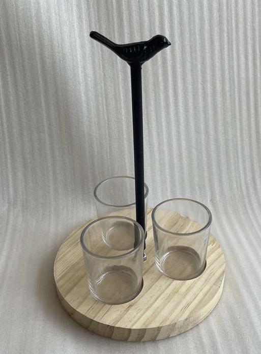 Ständer aus Holz und Metall mit 3 Gläsern