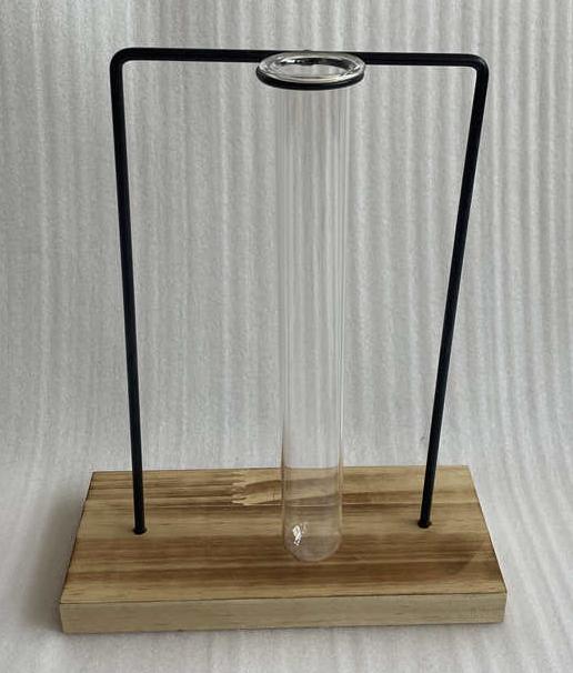Ständer aus Holz und Metall mit Reagenzglas