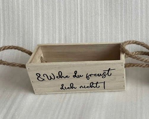 Kiste Holz "& wehe du freust..."
